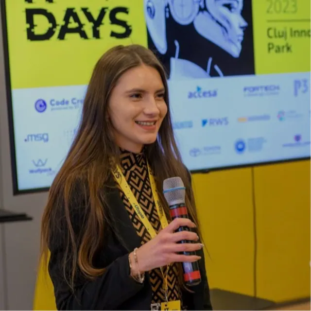 Alexandra Popa, cu microfonul la un eveniment IT DAYS